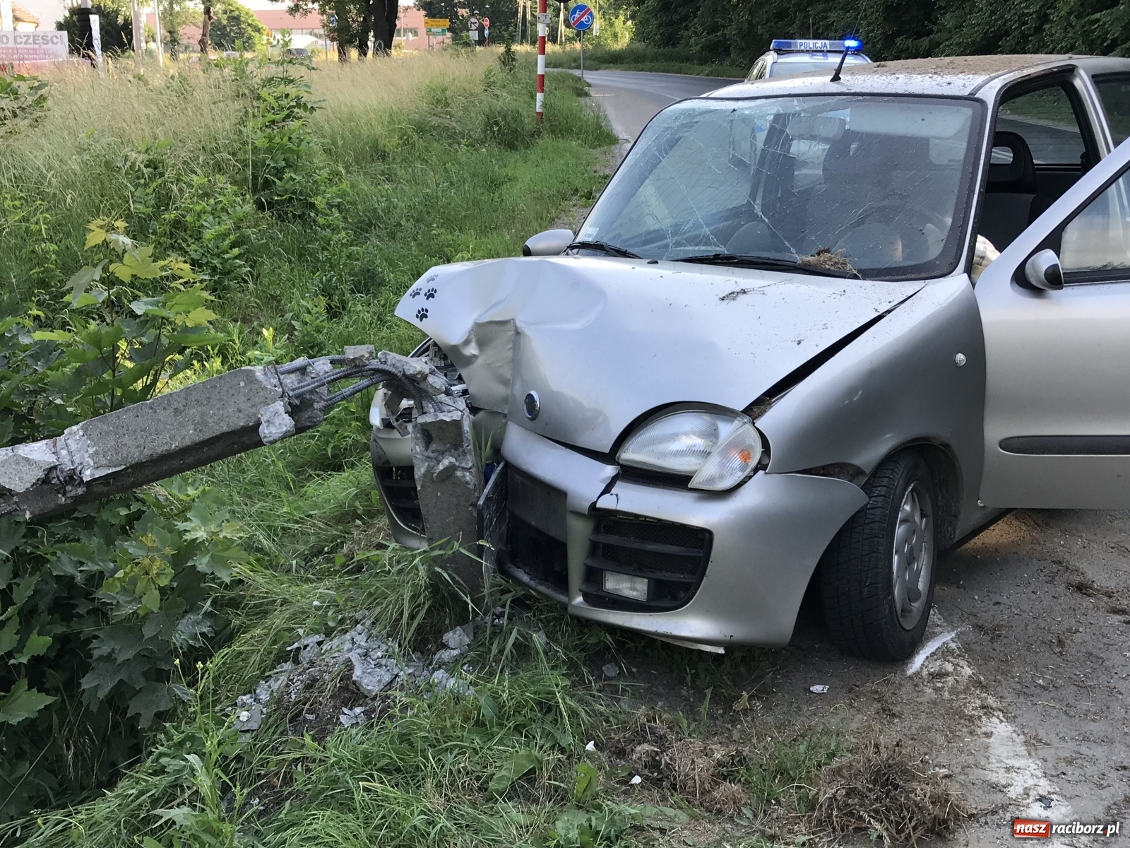Zdjęcie w galerii na portalu naszraciborz.pl: Seicento ścięło słup na Brzeskiej [FOTO] wiadomości z regionu
