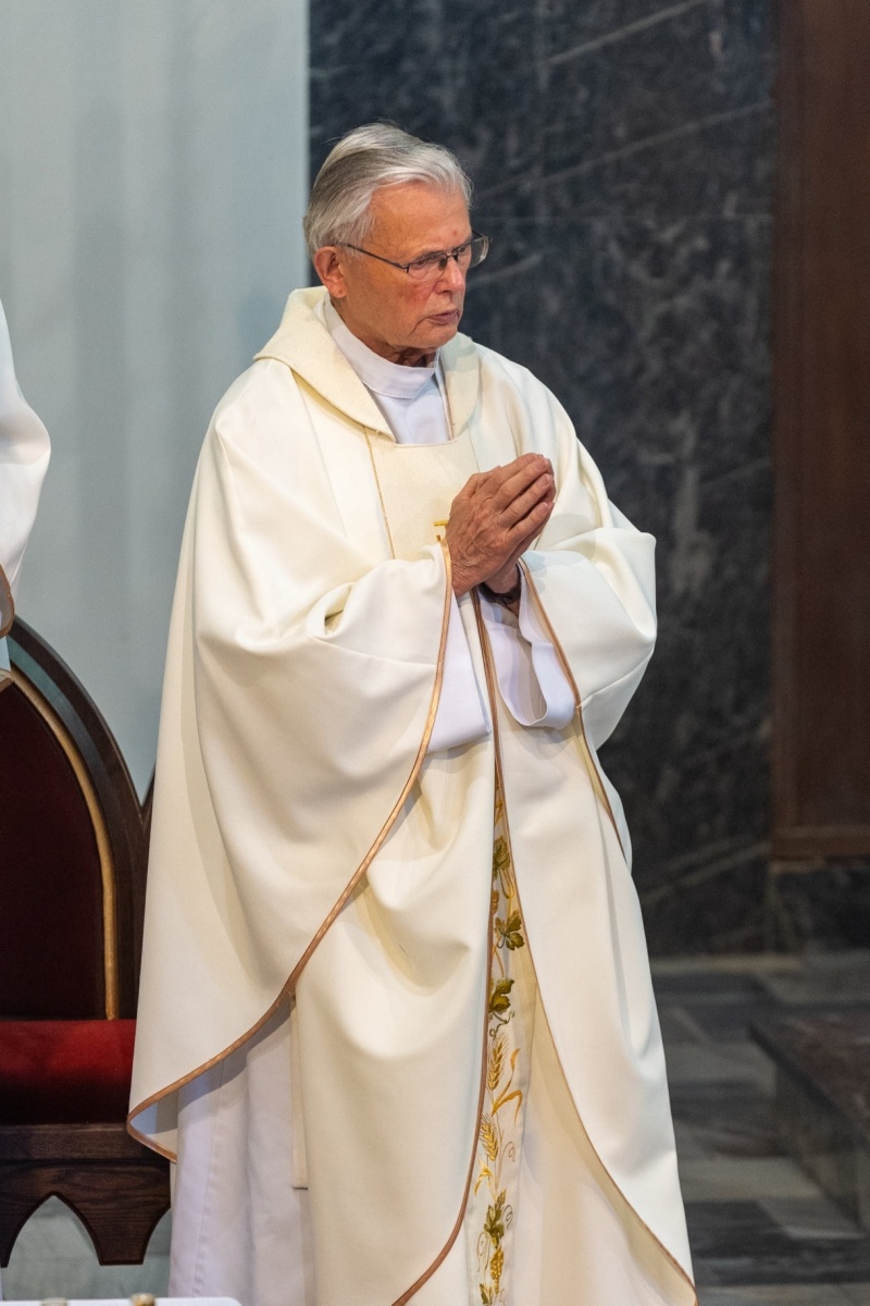Zdjęcie w galerii na portalu naszraciborz.pl: Złoty jubileusz kapłaństwa ks. Henryka Rzegi wiadomości z regionu