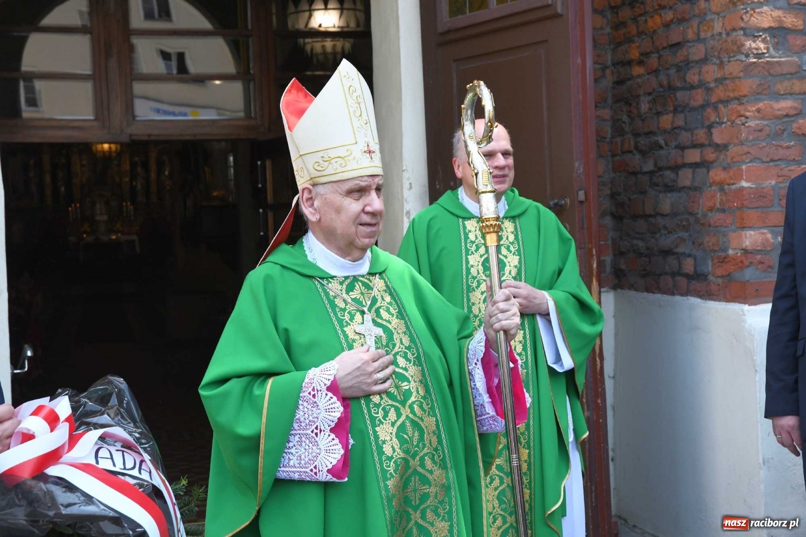 Zdjęcie w galerii na portalu naszraciborz.pl: Zgrzyt pod pomnikiem abp. Józefa Gawliny [FOTO i WIDEO] wiadomości z regionu