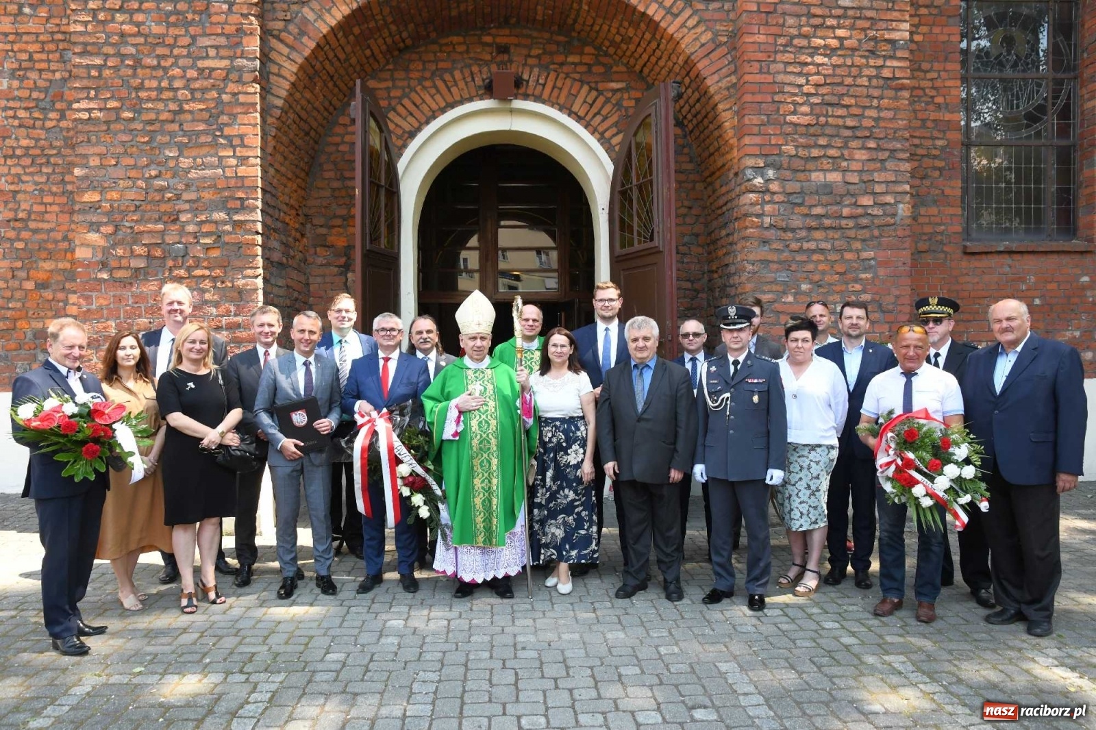 Zdjęcie w galerii na portalu naszraciborz.pl: Zgrzyt pod pomnikiem abp. Józefa Gawliny [FOTO i WIDEO] wiadomości z regionu