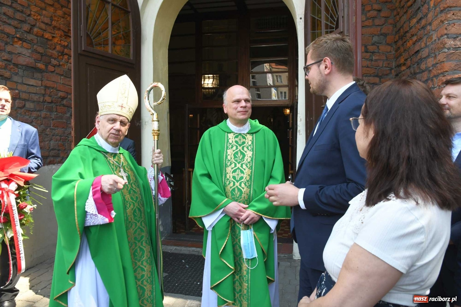 Zdjęcie w galerii na portalu naszraciborz.pl: Zgrzyt pod pomnikiem abp. Józefa Gawliny [FOTO i WIDEO] wiadomości z regionu