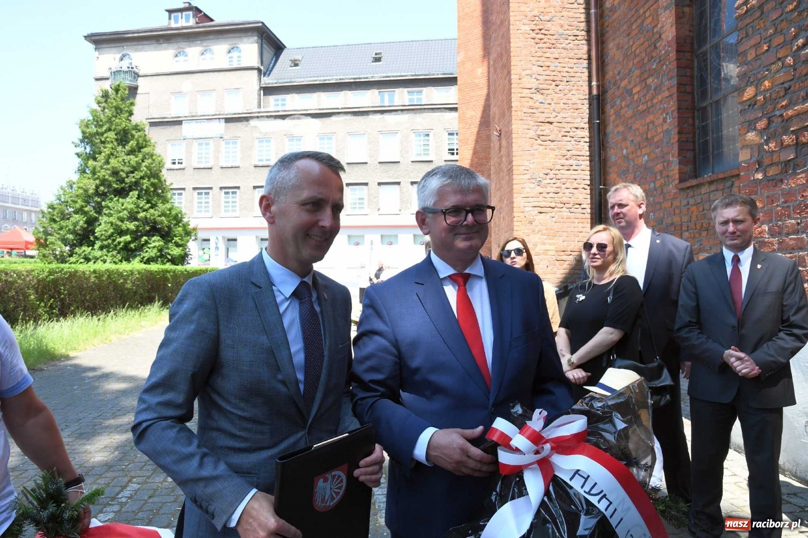 Zdjęcie w galerii na portalu naszraciborz.pl: Zgrzyt pod pomnikiem abp. Józefa Gawliny [FOTO i WIDEO] wiadomości z regionu