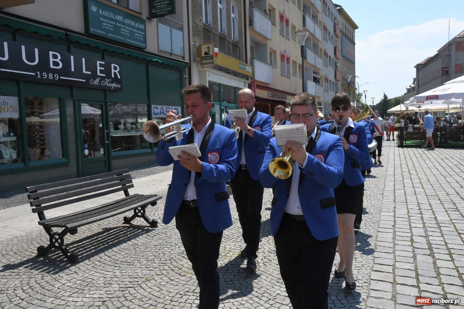 Zdjęcie w galerii na portalu naszraciborz.pl: Zgrzyt pod pomnikiem abp. Józefa Gawliny [FOTO i WIDEO] wiadomości z regionu