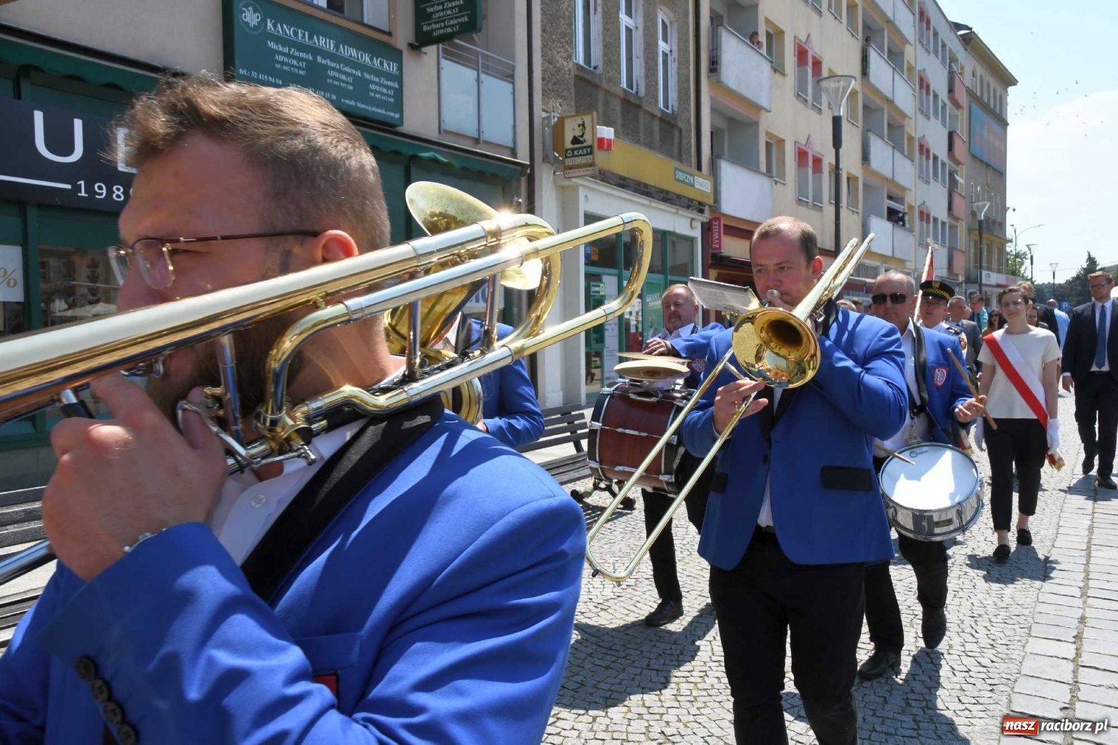 Zdjęcie w galerii na portalu naszraciborz.pl: Zgrzyt pod pomnikiem abp. Józefa Gawliny [FOTO i WIDEO] wiadomości z regionu