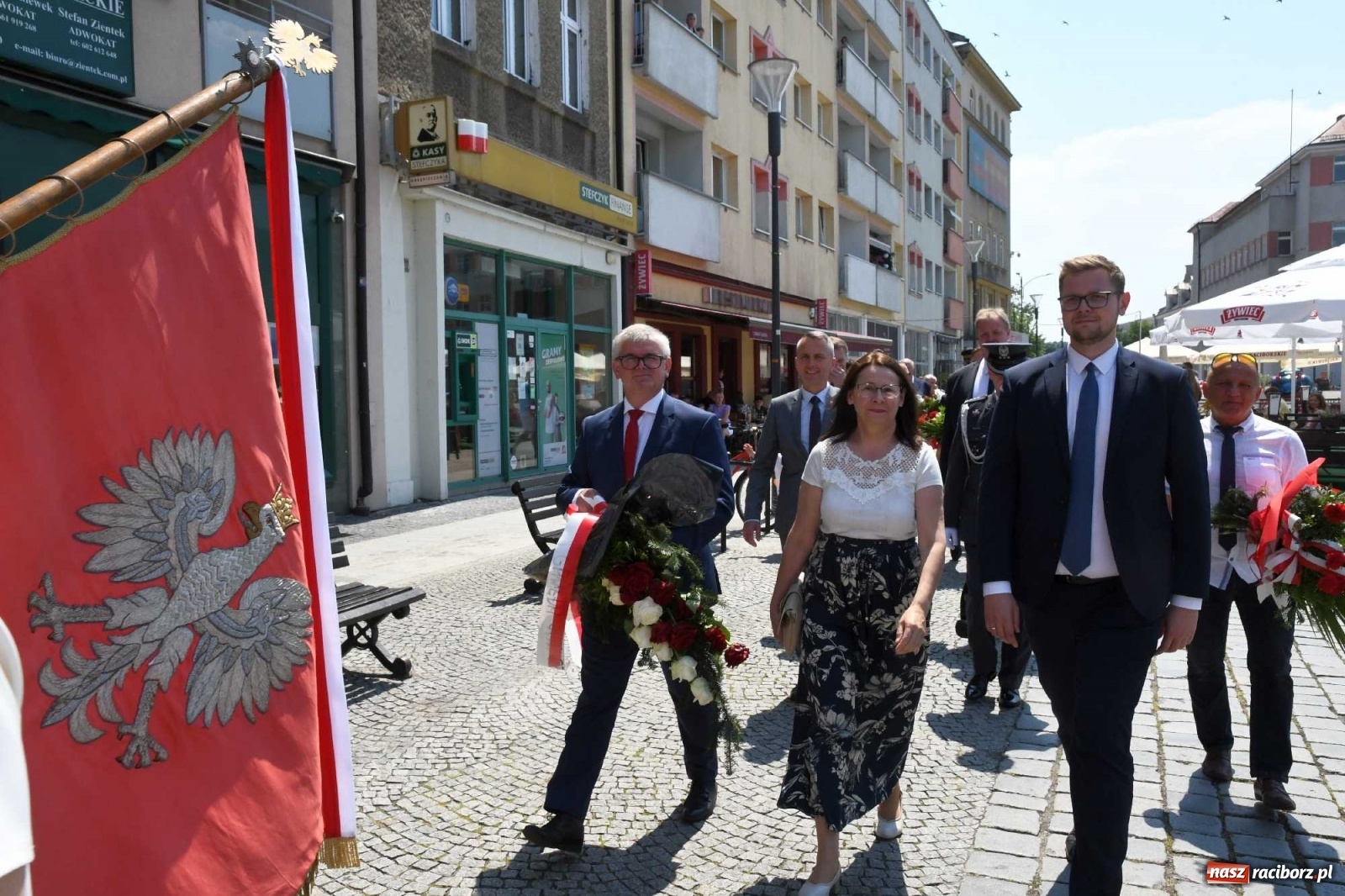Zdjęcie w galerii na portalu naszraciborz.pl: Zgrzyt pod pomnikiem abp. Józefa Gawliny [FOTO i WIDEO] wiadomości z regionu