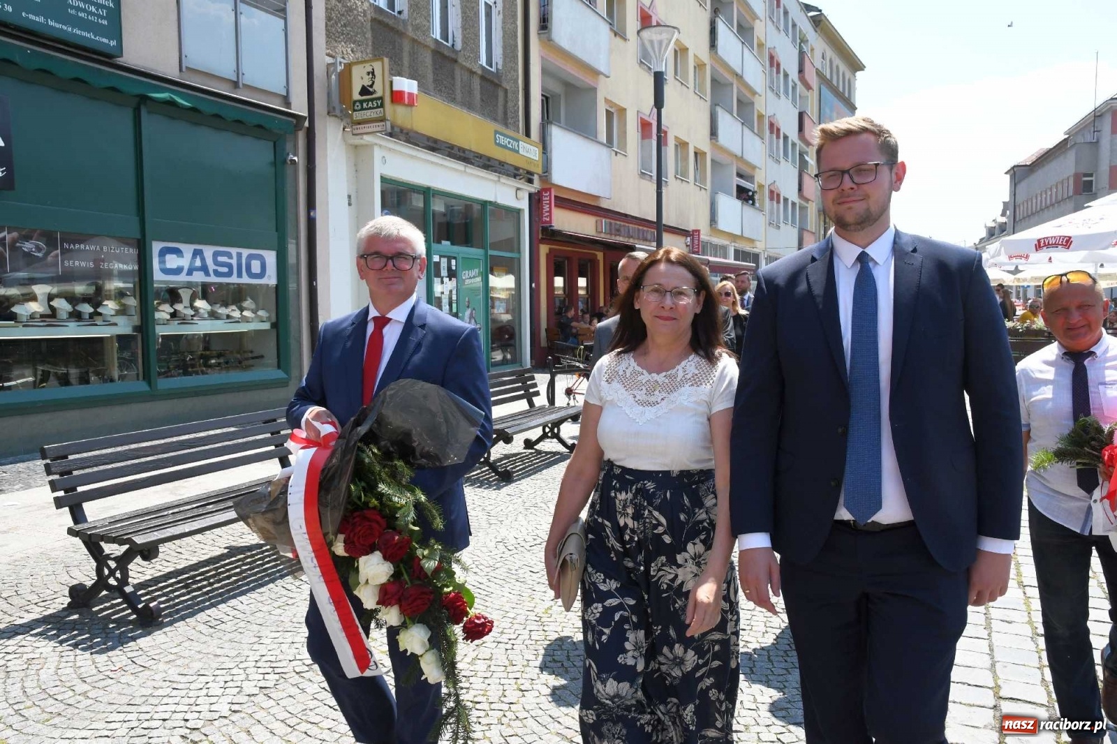 Zdjęcie w galerii na portalu naszraciborz.pl: Zgrzyt pod pomnikiem abp. Józefa Gawliny [FOTO i WIDEO] wiadomości z regionu