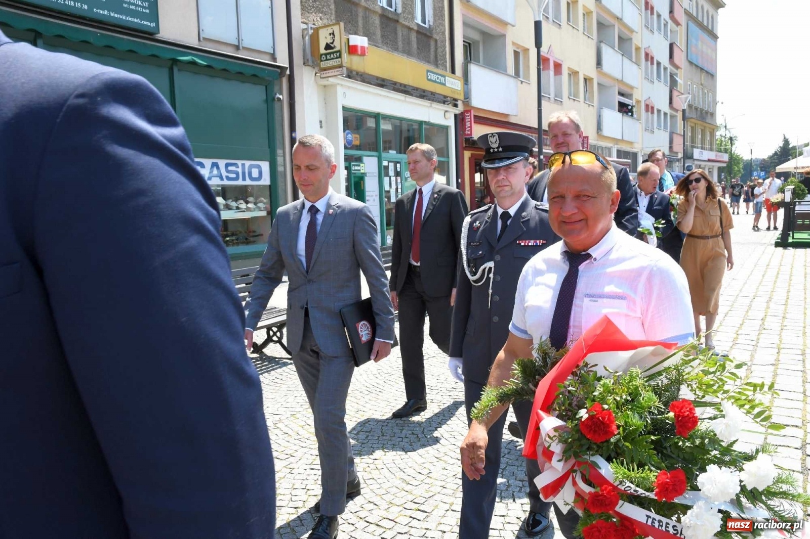 Zdjęcie w galerii na portalu naszraciborz.pl: Zgrzyt pod pomnikiem abp. Józefa Gawliny [FOTO i WIDEO] wiadomości z regionu