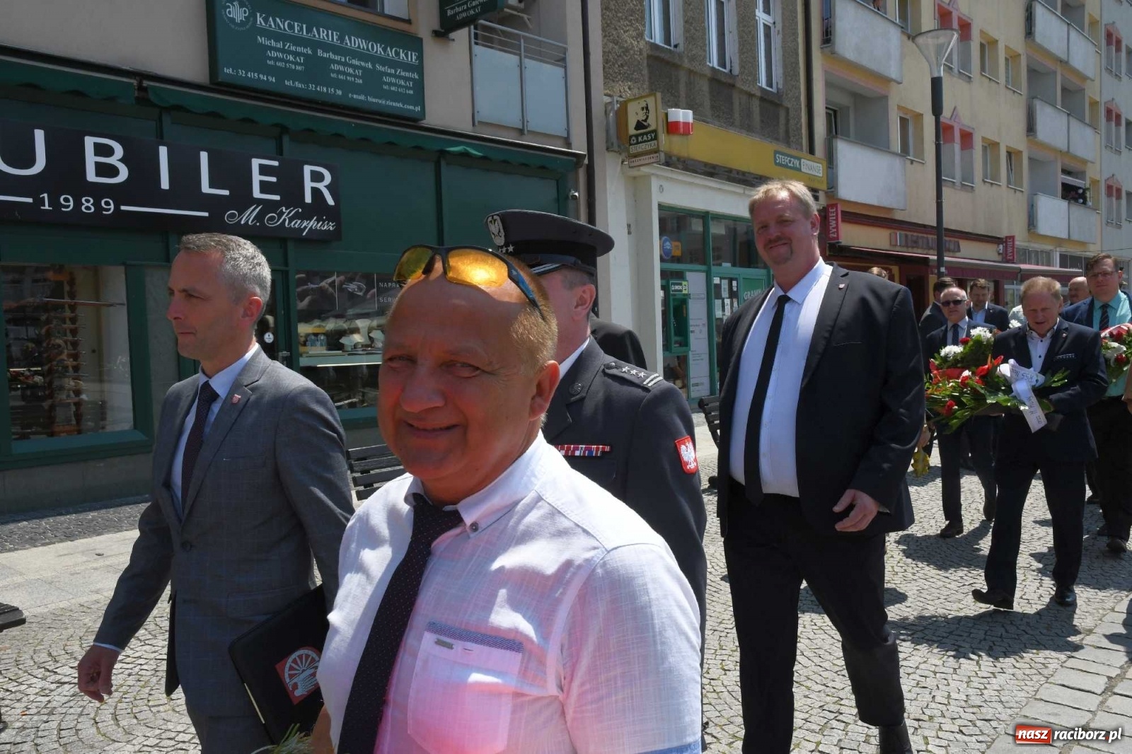 Zdjęcie w galerii na portalu naszraciborz.pl: Zgrzyt pod pomnikiem abp. Józefa Gawliny [FOTO i WIDEO] wiadomości z regionu