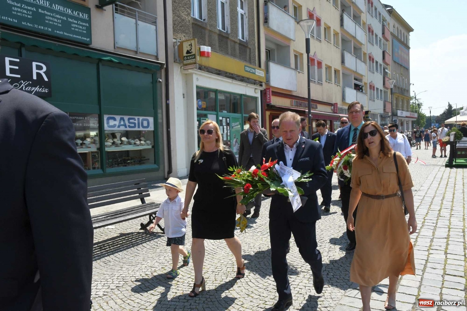 Zdjęcie w galerii na portalu naszraciborz.pl: Zgrzyt pod pomnikiem abp. Józefa Gawliny [FOTO i WIDEO] wiadomości z regionu