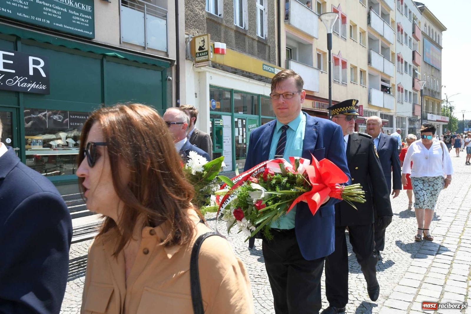 Zdjęcie w galerii na portalu naszraciborz.pl: Zgrzyt pod pomnikiem abp. Józefa Gawliny [FOTO i WIDEO] wiadomości z regionu