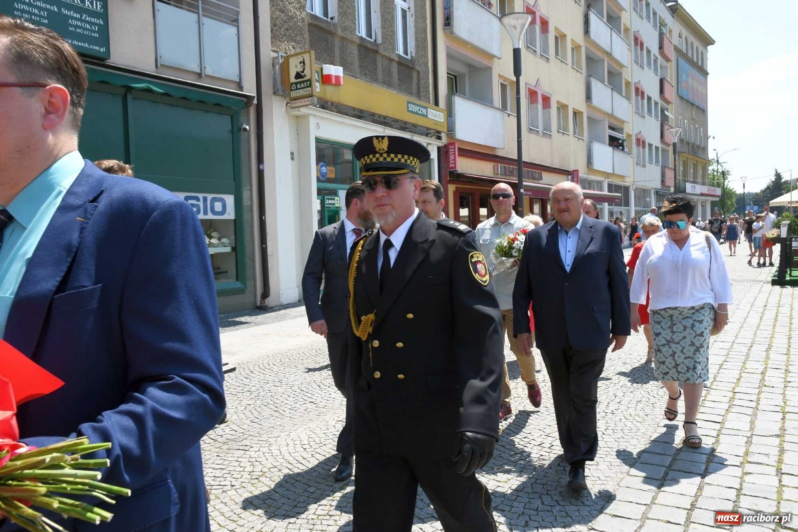 Zdjęcie w galerii na portalu naszraciborz.pl: Zgrzyt pod pomnikiem abp. Józefa Gawliny [FOTO i WIDEO] wiadomości z regionu