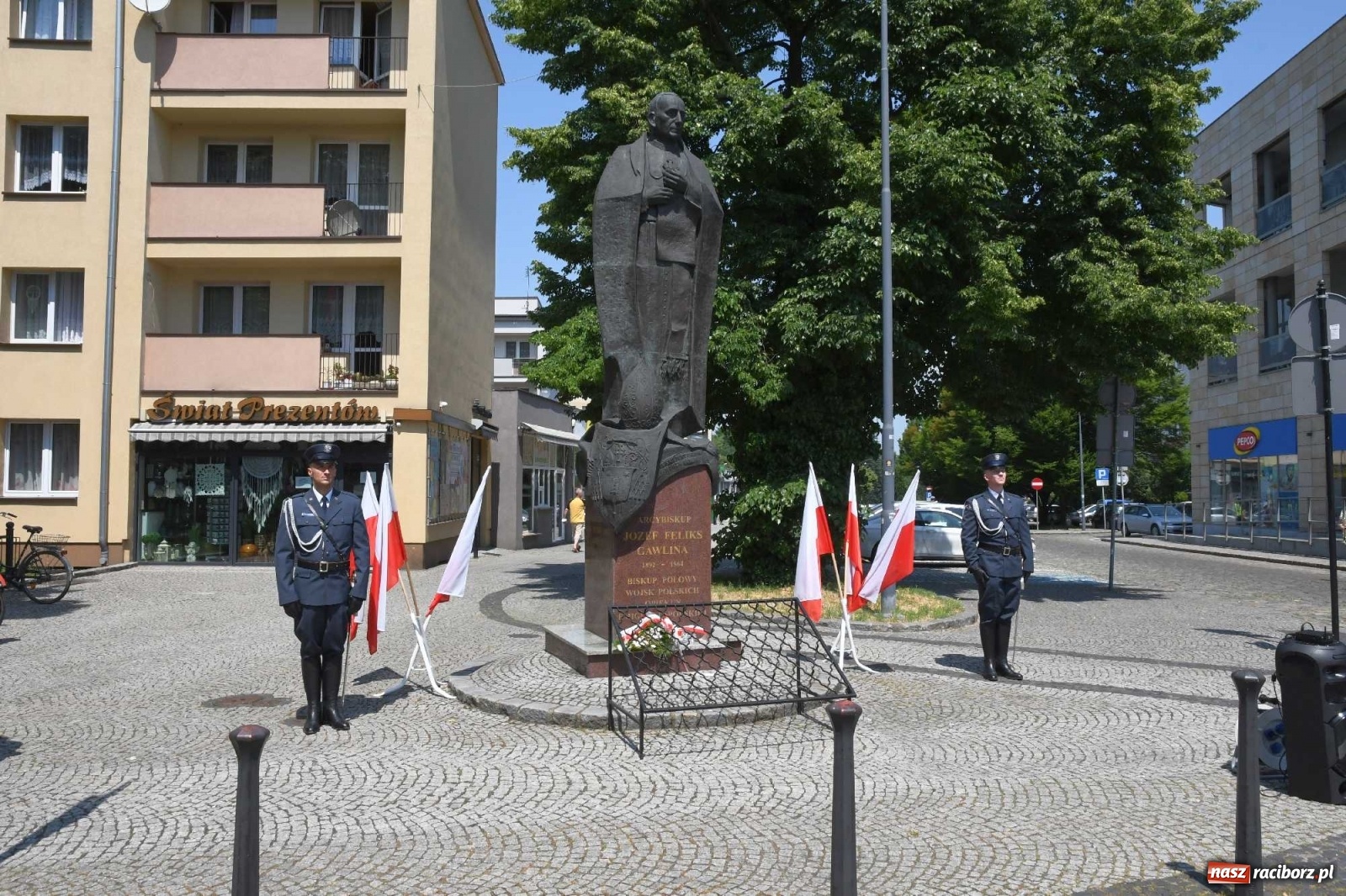 Zdjęcie w galerii na portalu naszraciborz.pl: Zgrzyt pod pomnikiem abp. Józefa Gawliny [FOTO i WIDEO] wiadomości z regionu