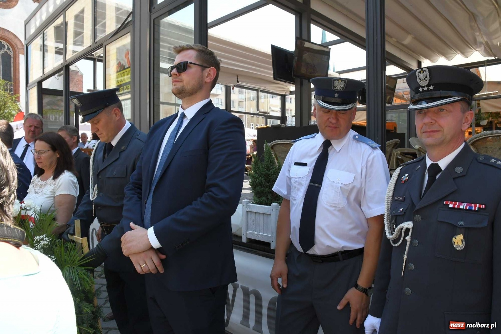 Zdjęcie w galerii na portalu naszraciborz.pl: Zgrzyt pod pomnikiem abp. Józefa Gawliny [FOTO i WIDEO] wiadomości z regionu