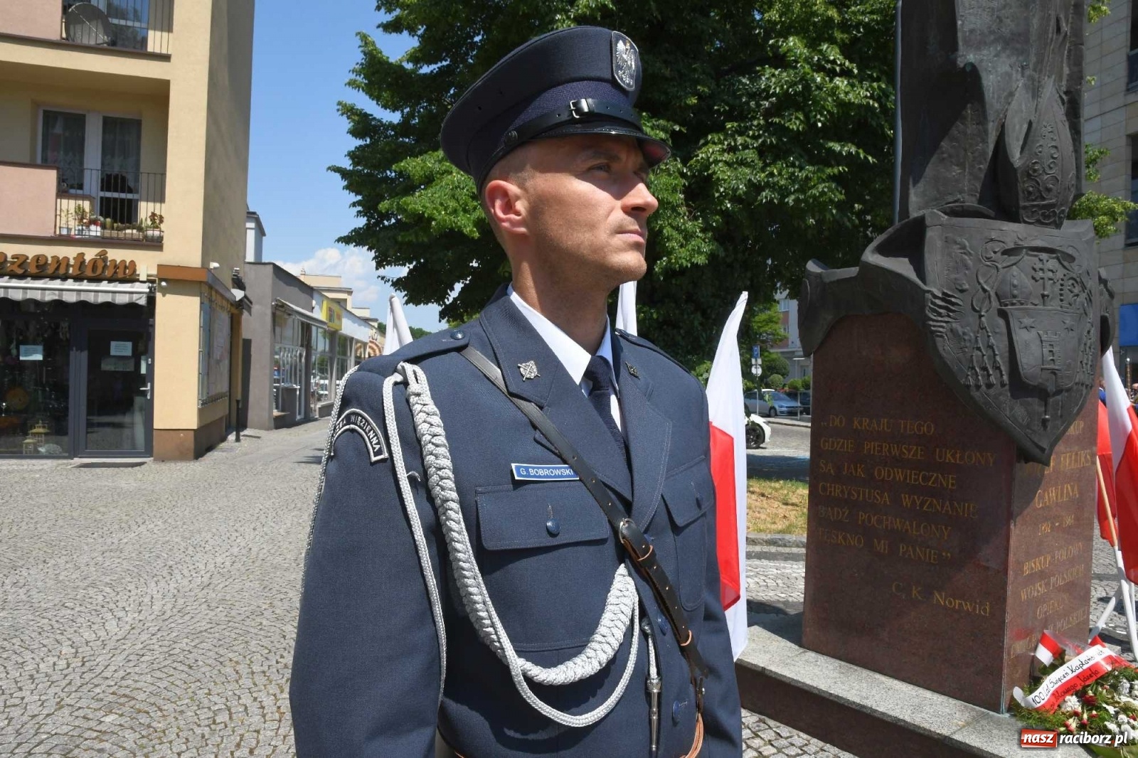 Zdjęcie w galerii na portalu naszraciborz.pl: Zgrzyt pod pomnikiem abp. Józefa Gawliny [FOTO i WIDEO] wiadomości z regionu