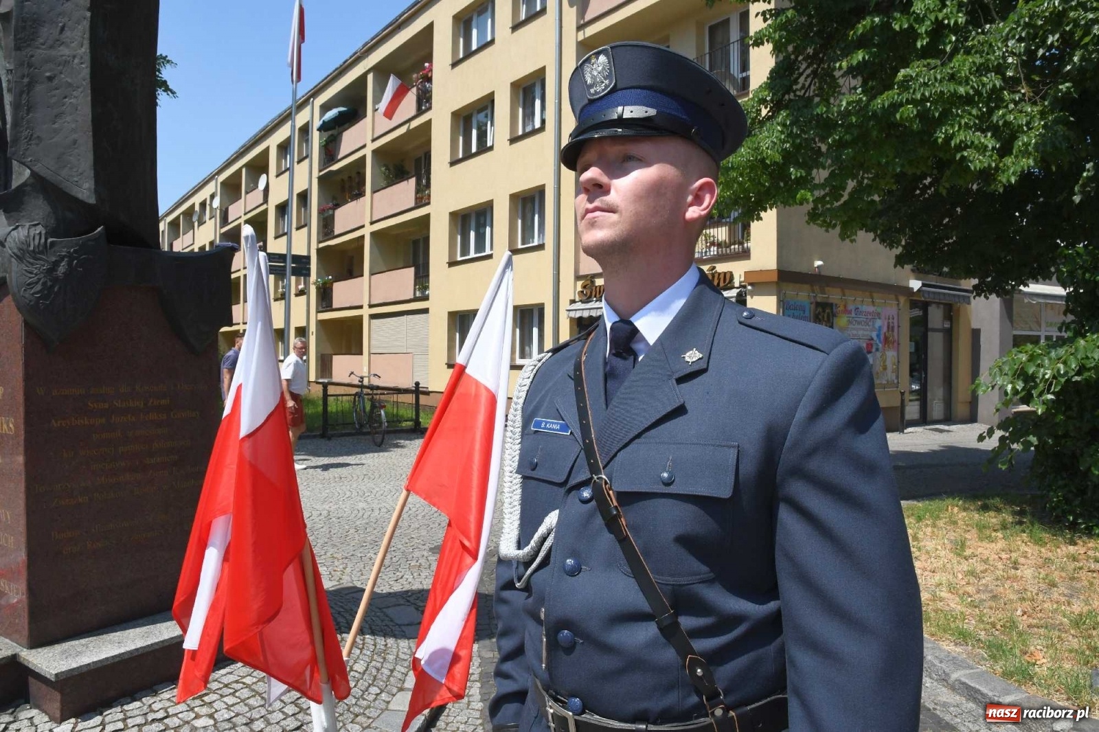 Zdjęcie w galerii na portalu naszraciborz.pl: Zgrzyt pod pomnikiem abp. Józefa Gawliny [FOTO i WIDEO] wiadomości z regionu