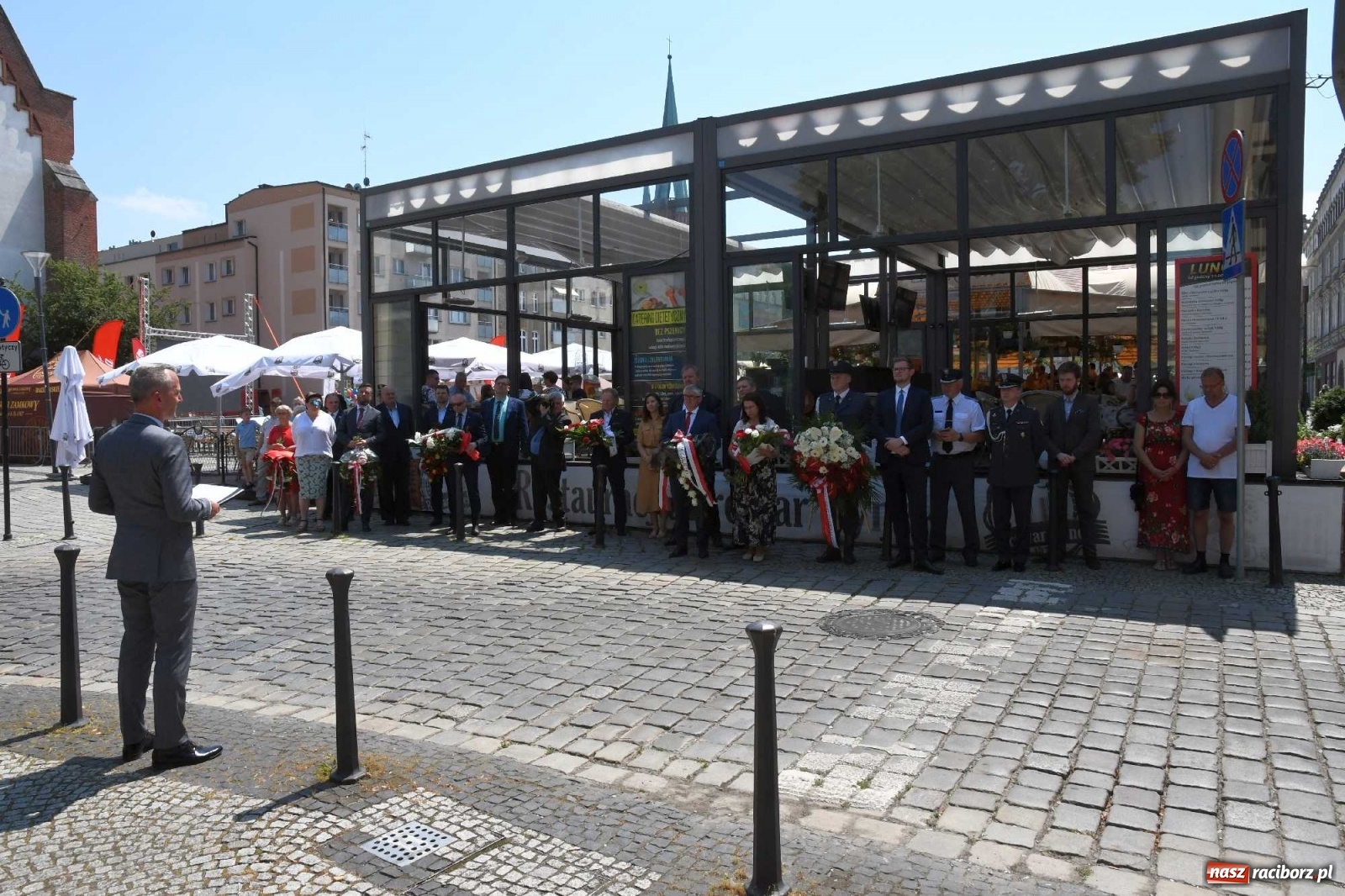 Zdjęcie w galerii na portalu naszraciborz.pl: Zgrzyt pod pomnikiem abp. Józefa Gawliny [FOTO i WIDEO] wiadomości z regionu