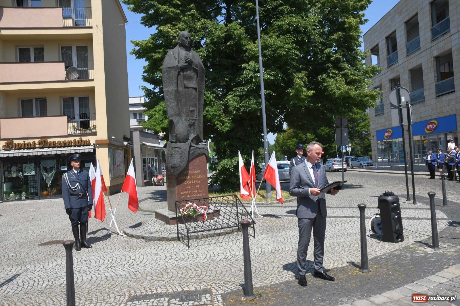 Zdjęcie w galerii na portalu naszraciborz.pl: Zgrzyt pod pomnikiem abp. Józefa Gawliny [FOTO i WIDEO] wiadomości z regionu