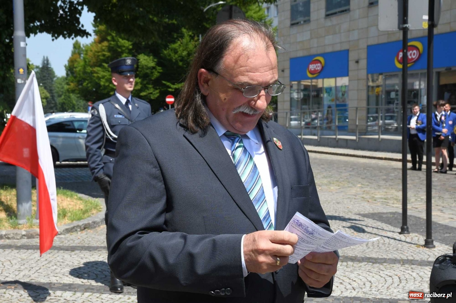 Zdjęcie w galerii na portalu naszraciborz.pl: Zgrzyt pod pomnikiem abp. Józefa Gawliny [FOTO i WIDEO] wiadomości z regionu