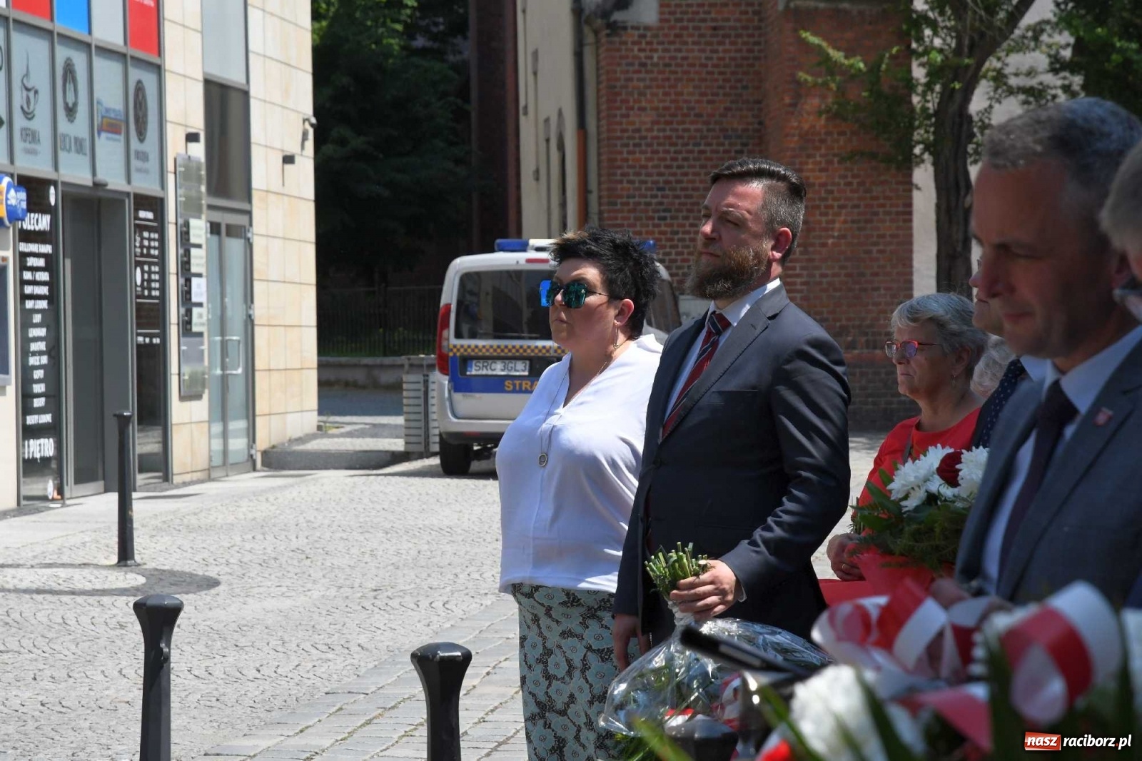 Zdjęcie w galerii na portalu naszraciborz.pl: Zgrzyt pod pomnikiem abp. Józefa Gawliny [FOTO i WIDEO] wiadomości z regionu