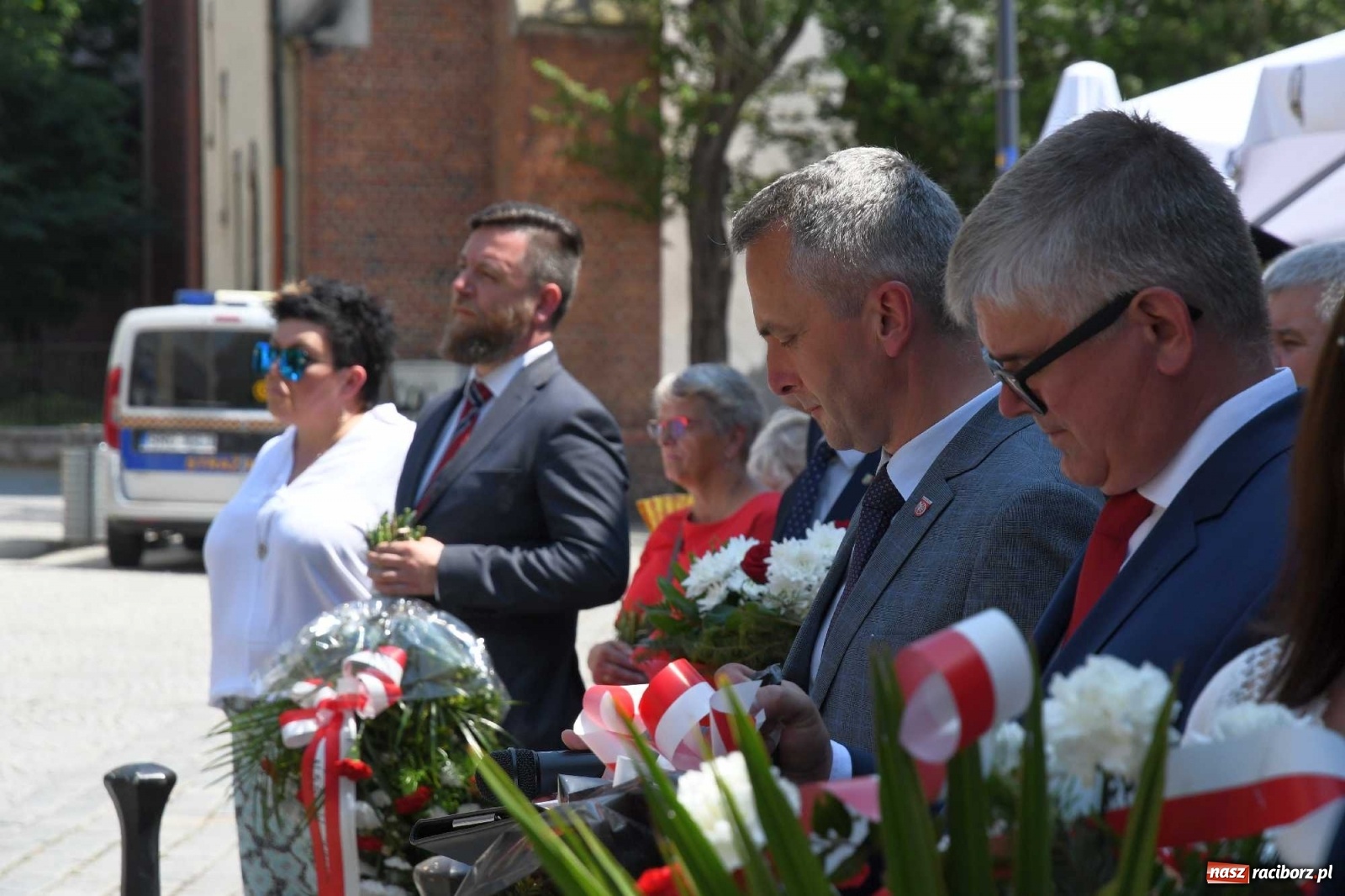 Zdjęcie w galerii na portalu naszraciborz.pl: Zgrzyt pod pomnikiem abp. Józefa Gawliny [FOTO i WIDEO] wiadomości z regionu