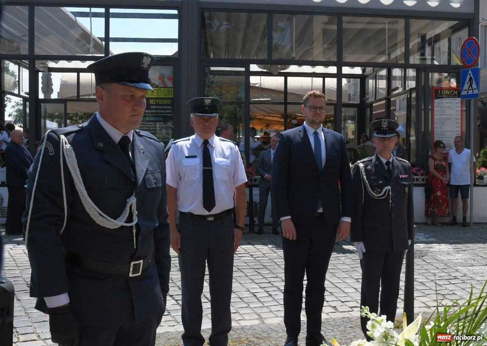 Zdjęcie w galerii na portalu naszraciborz.pl: Zgrzyt pod pomnikiem abp. Józefa Gawliny [FOTO i WIDEO] wiadomości z regionu