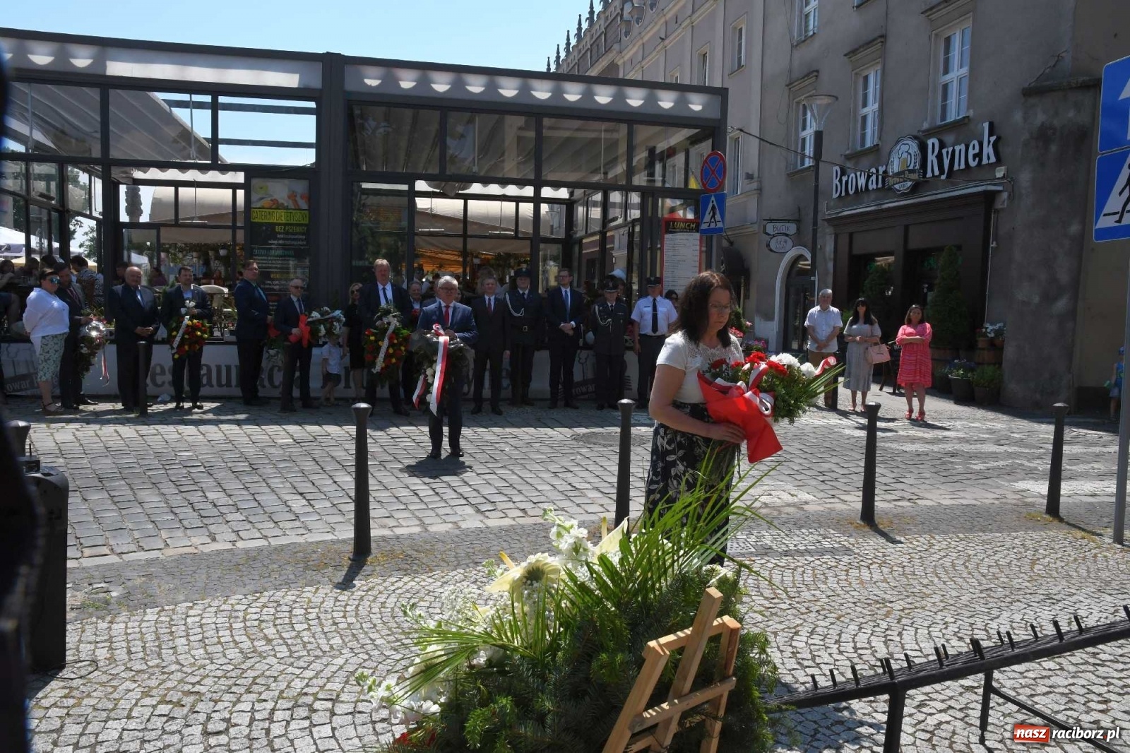 Zdjęcie w galerii na portalu naszraciborz.pl: Zgrzyt pod pomnikiem abp. Józefa Gawliny [FOTO i WIDEO] wiadomości z regionu