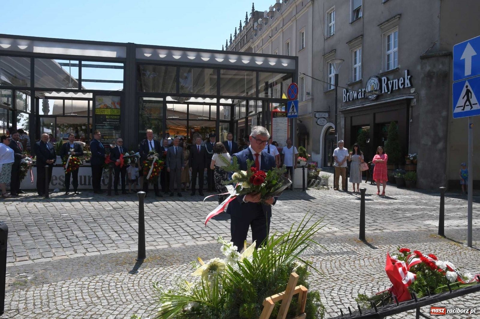 Zdjęcie w galerii na portalu naszraciborz.pl: Zgrzyt pod pomnikiem abp. Józefa Gawliny [FOTO i WIDEO] wiadomości z regionu