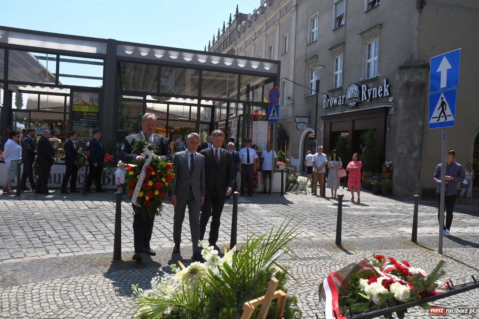 Zdjęcie w galerii na portalu naszraciborz.pl: Zgrzyt pod pomnikiem abp. Józefa Gawliny [FOTO i WIDEO] wiadomości z regionu