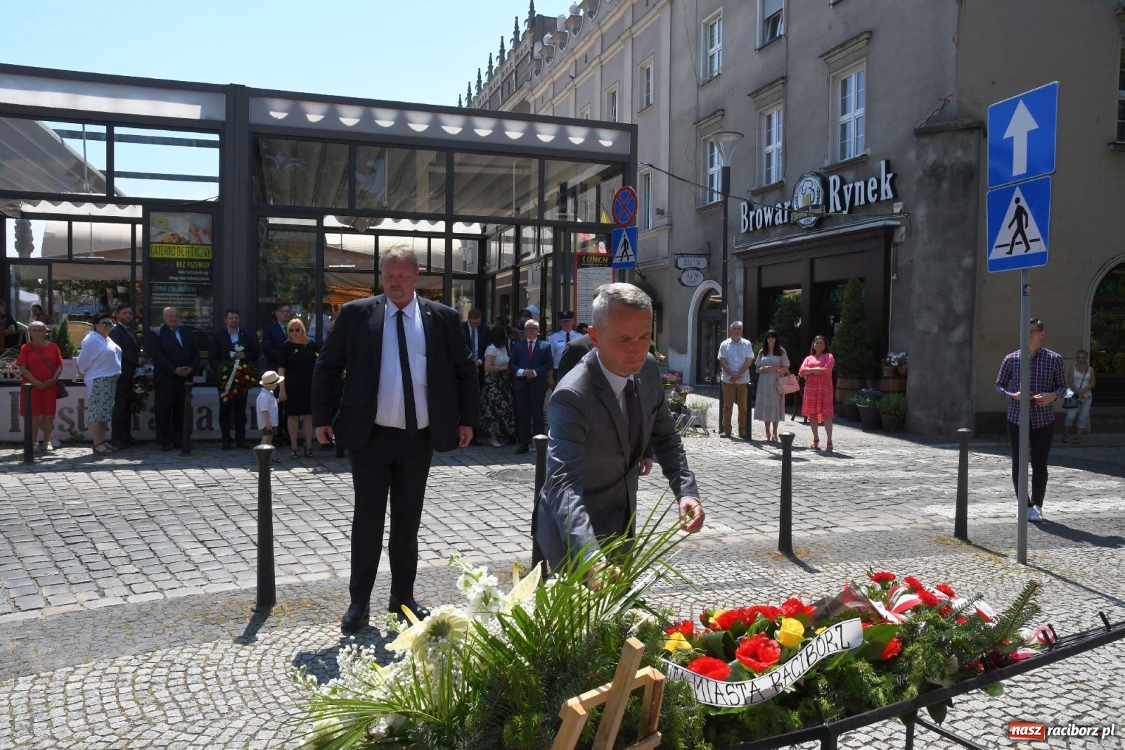 Zdjęcie w galerii na portalu naszraciborz.pl: Zgrzyt pod pomnikiem abp. Józefa Gawliny [FOTO i WIDEO] wiadomości z regionu