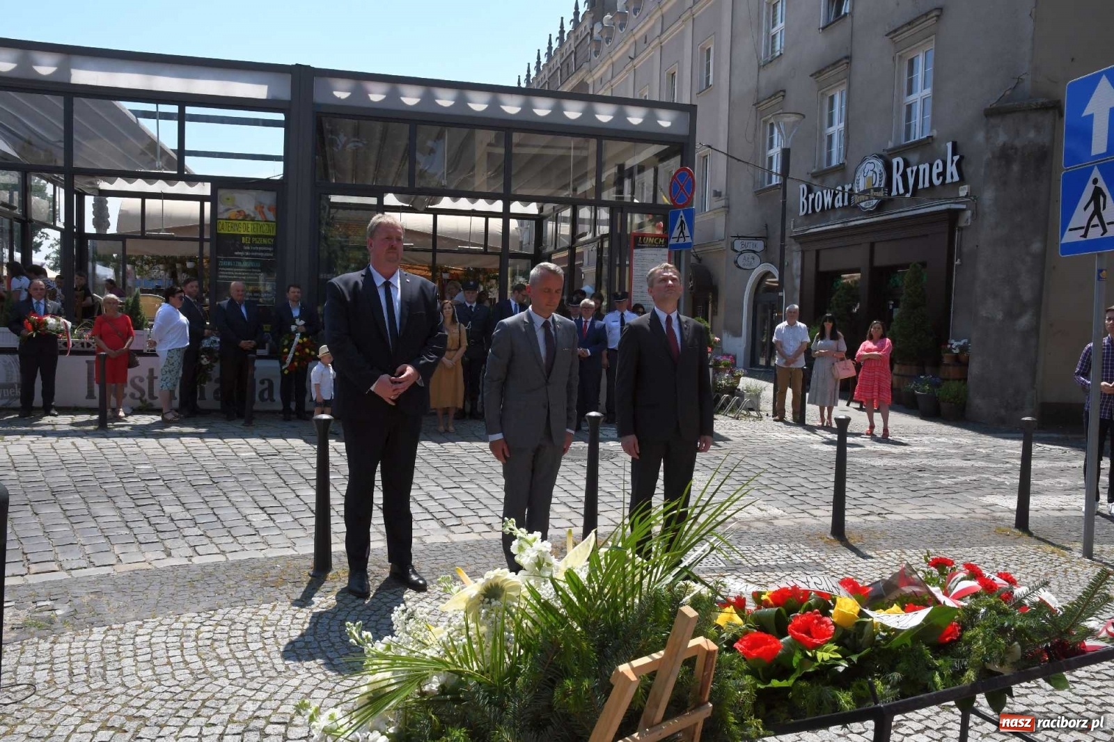Zdjęcie w galerii na portalu naszraciborz.pl: Zgrzyt pod pomnikiem abp. Józefa Gawliny [FOTO i WIDEO] wiadomości z regionu