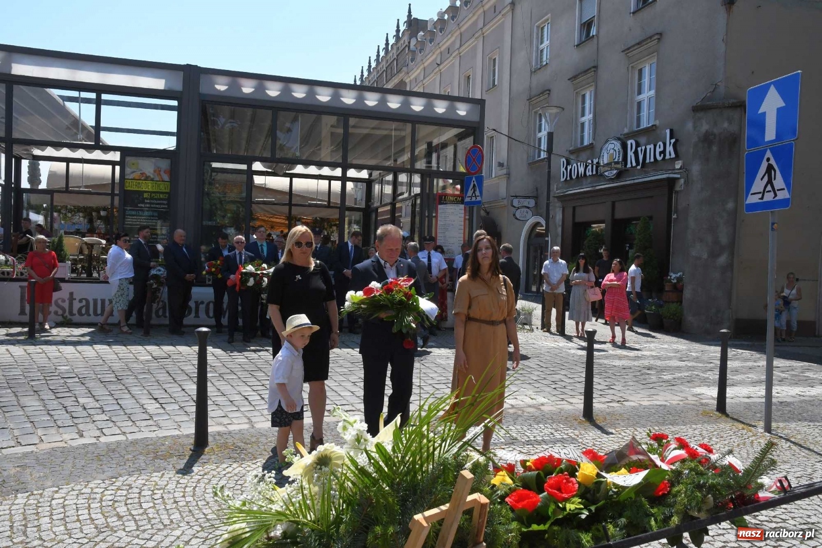 Zdjęcie w galerii na portalu naszraciborz.pl: Zgrzyt pod pomnikiem abp. Józefa Gawliny [FOTO i WIDEO] wiadomości z regionu