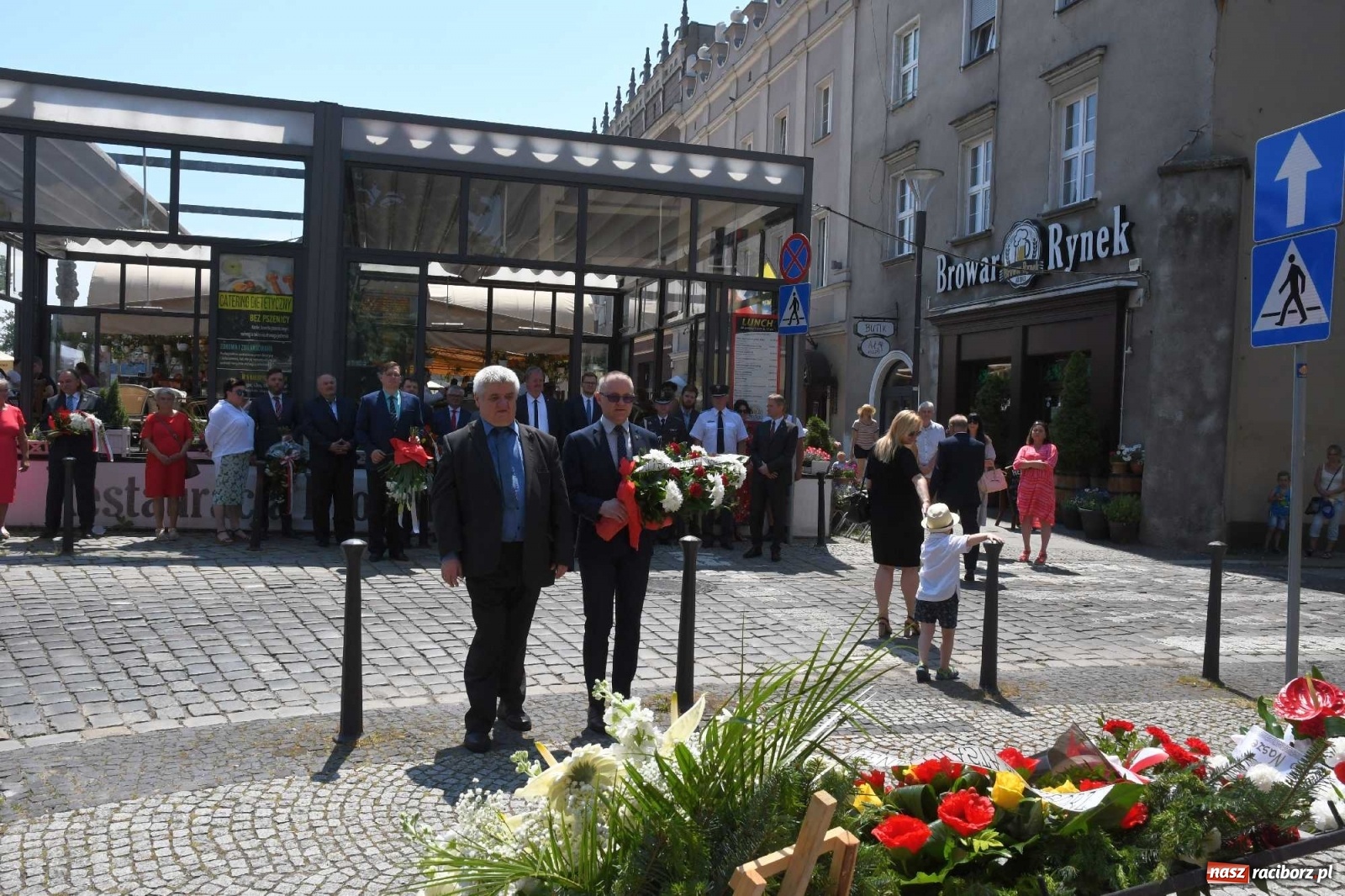 Zdjęcie w galerii na portalu naszraciborz.pl: Zgrzyt pod pomnikiem abp. Józefa Gawliny [FOTO i WIDEO] wiadomości z regionu