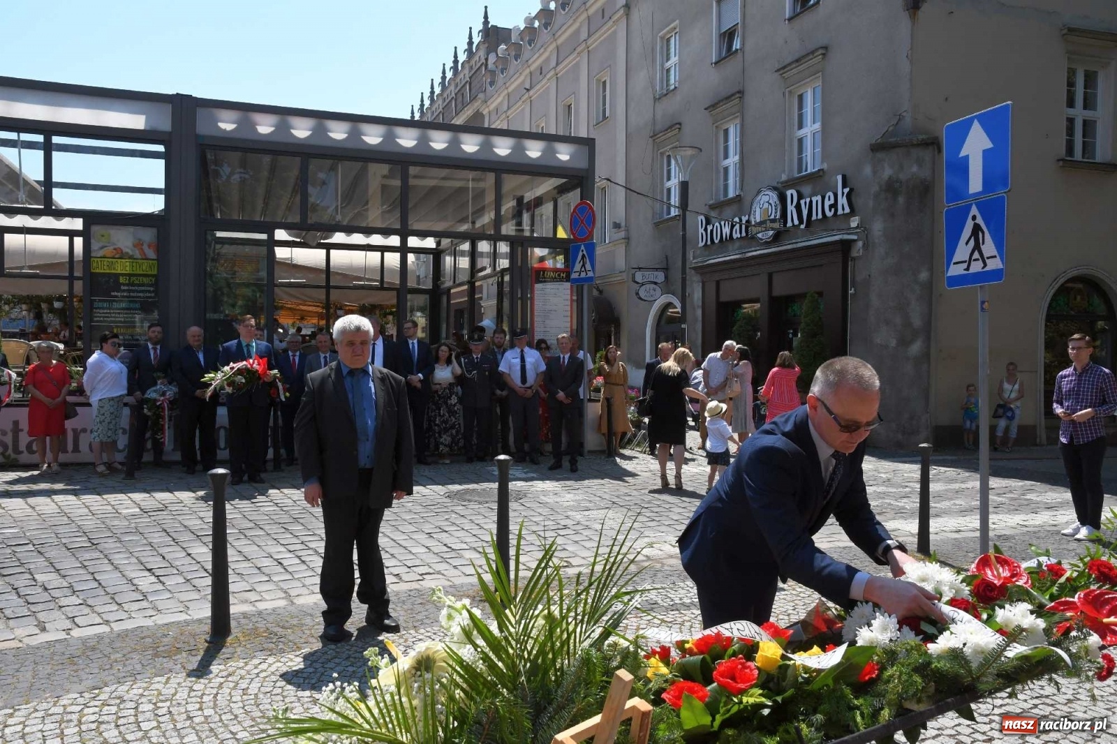 Zdjęcie w galerii na portalu naszraciborz.pl: Zgrzyt pod pomnikiem abp. Józefa Gawliny [FOTO i WIDEO] wiadomości z regionu