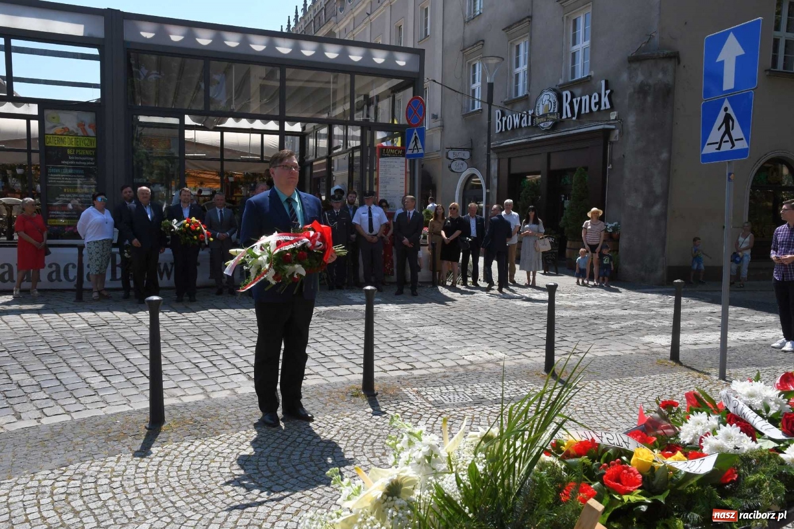 Zdjęcie w galerii na portalu naszraciborz.pl: Zgrzyt pod pomnikiem abp. Józefa Gawliny [FOTO i WIDEO] wiadomości z regionu