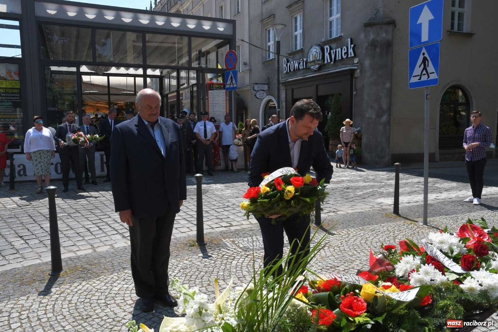 Zdjęcie w galerii na portalu naszraciborz.pl: Zgrzyt pod pomnikiem abp. Józefa Gawliny [FOTO i WIDEO] wiadomości z regionu