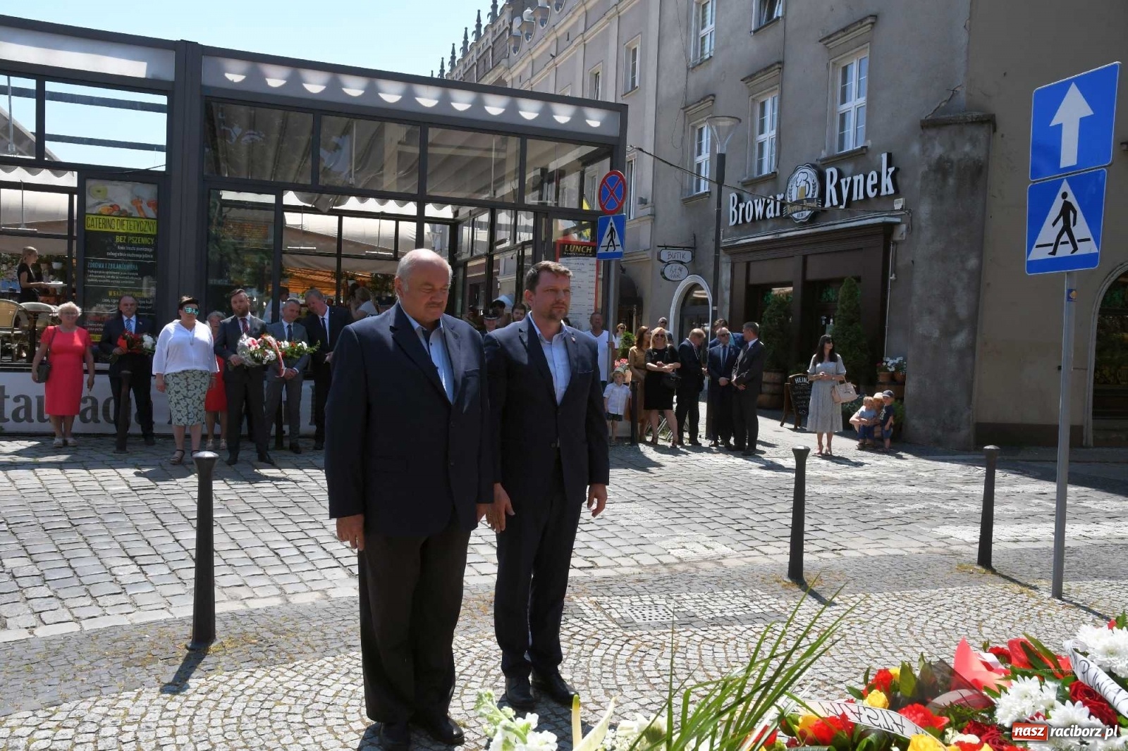 Zdjęcie w galerii na portalu naszraciborz.pl: Zgrzyt pod pomnikiem abp. Józefa Gawliny [FOTO i WIDEO] wiadomości z regionu