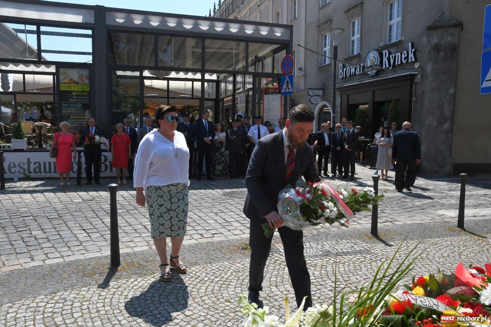 Zdjęcie w galerii na portalu naszraciborz.pl: Zgrzyt pod pomnikiem abp. Józefa Gawliny [FOTO i WIDEO] wiadomości z regionu