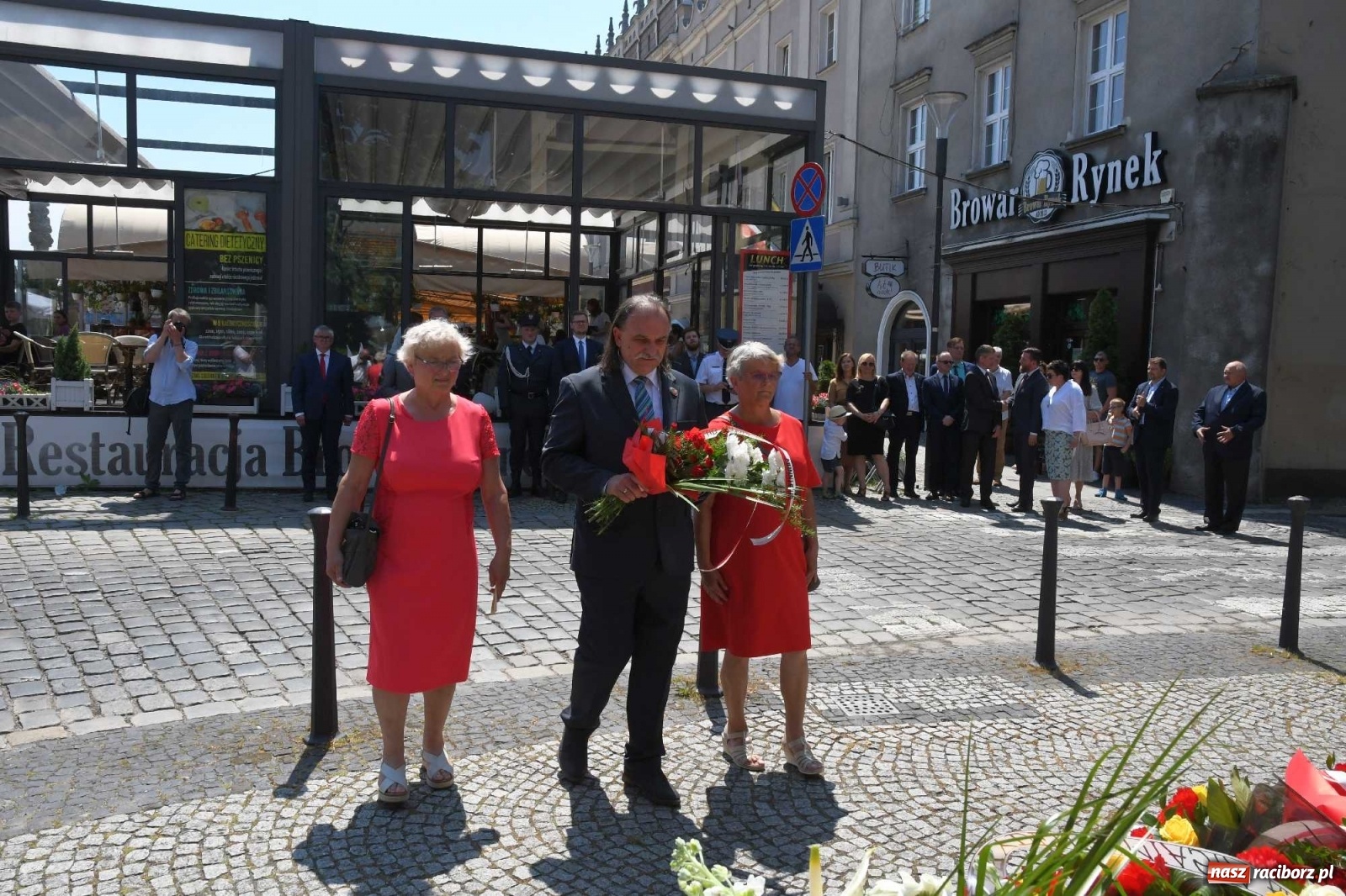 Zdjęcie w galerii na portalu naszraciborz.pl: Zgrzyt pod pomnikiem abp. Józefa Gawliny [FOTO i WIDEO] wiadomości z regionu
