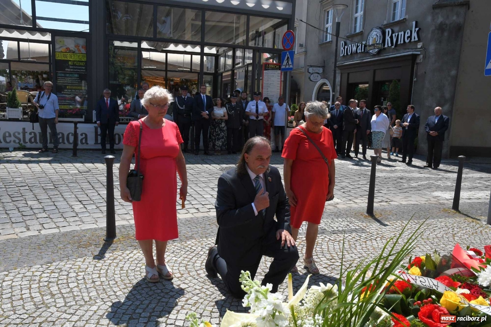 Zdjęcie w galerii na portalu naszraciborz.pl: Zgrzyt pod pomnikiem abp. Józefa Gawliny [FOTO i WIDEO] wiadomości z regionu