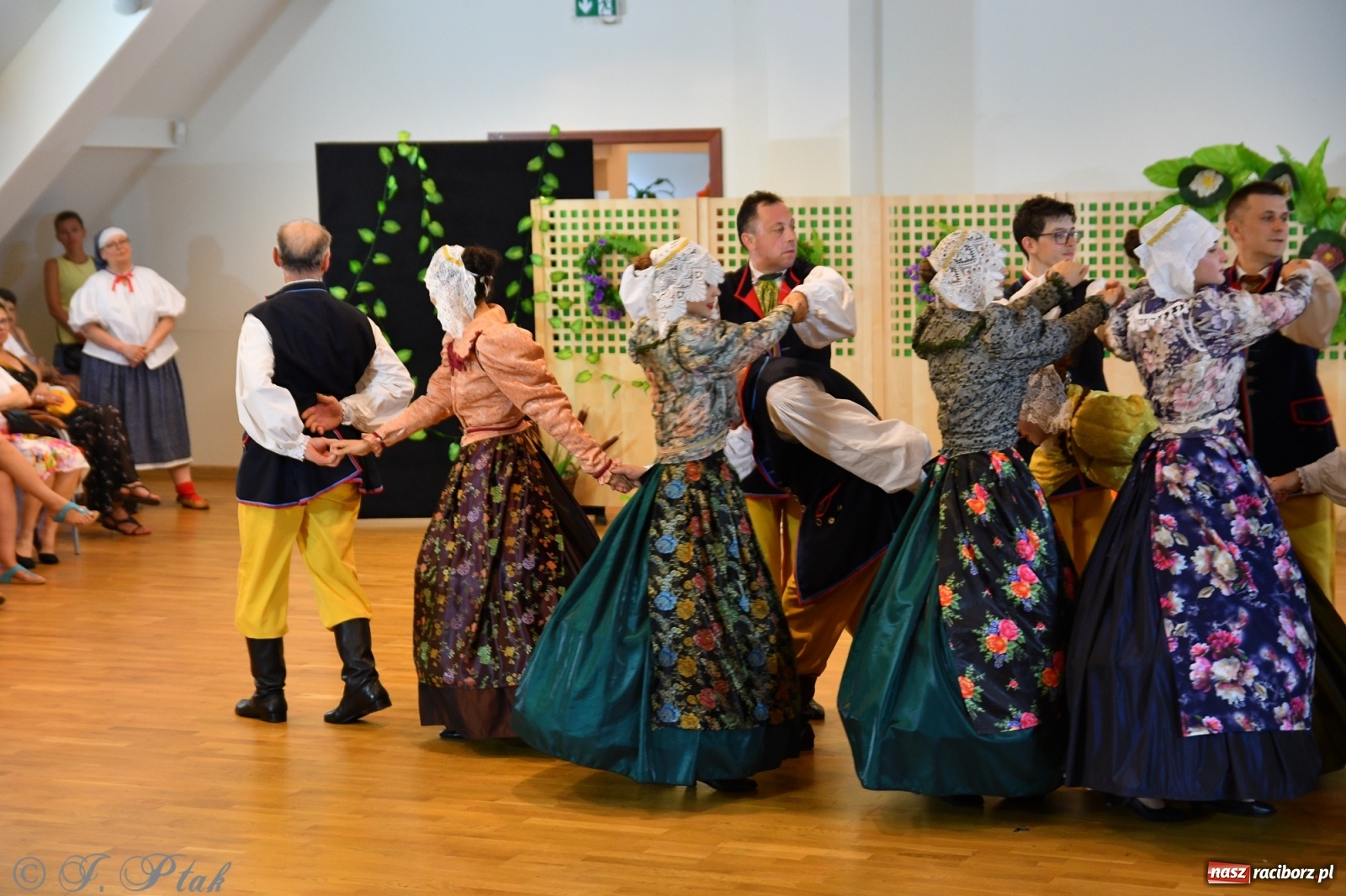 Zdjęcie w galerii na portalu naszraciborz.pl: Raciborskie Źródło zatańczyło dla małego Henia wiadomości z regionu