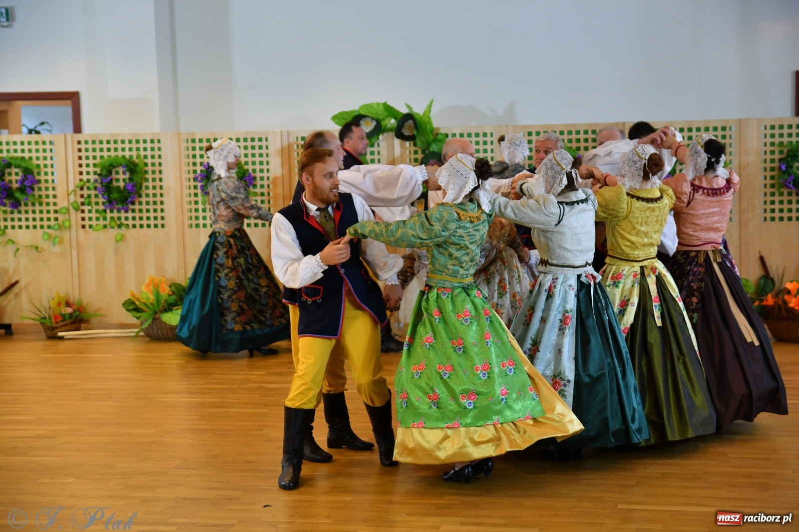 Zdjęcie w galerii na portalu naszraciborz.pl: Raciborskie Źródło zatańczyło dla małego Henia wiadomości z regionu