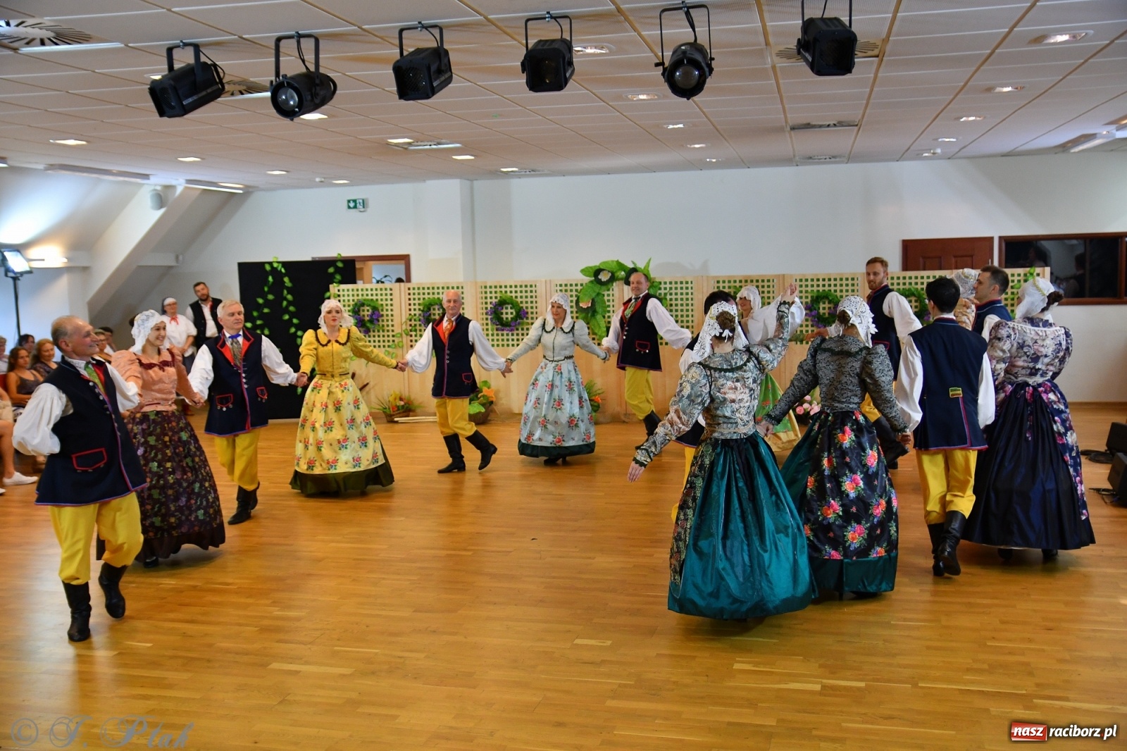 Zdjęcie w galerii na portalu naszraciborz.pl: Raciborskie Źródło zatańczyło dla małego Henia wiadomości z regionu