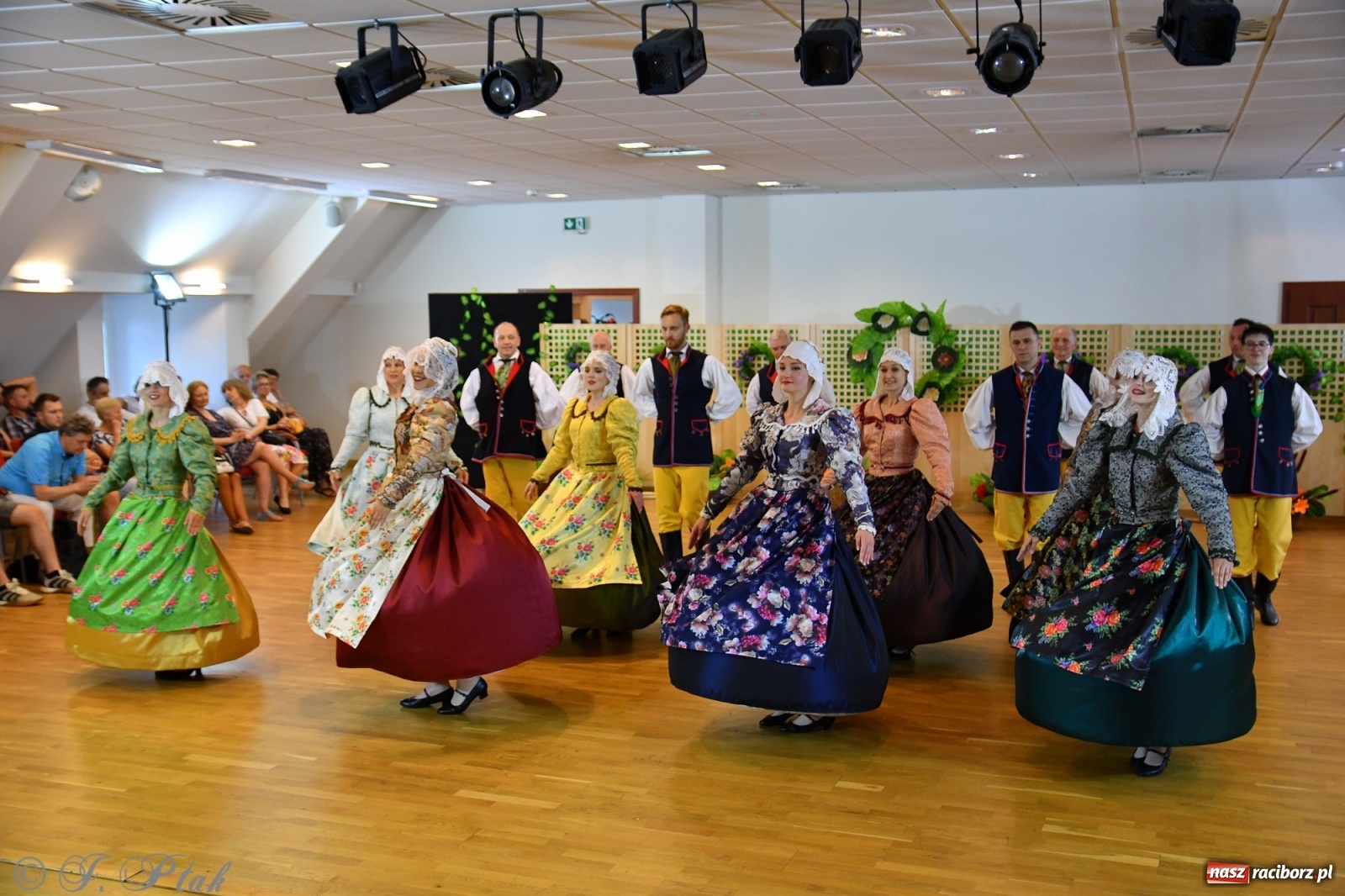 Zdjęcie w galerii na portalu naszraciborz.pl: Raciborskie Źródło zatańczyło dla małego Henia wiadomości z regionu