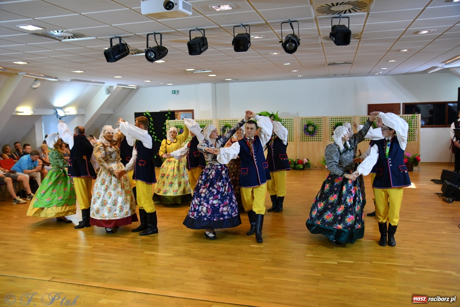 Zdjęcie w galerii na portalu naszraciborz.pl: Raciborskie Źródło zatańczyło dla małego Henia wiadomości z regionu