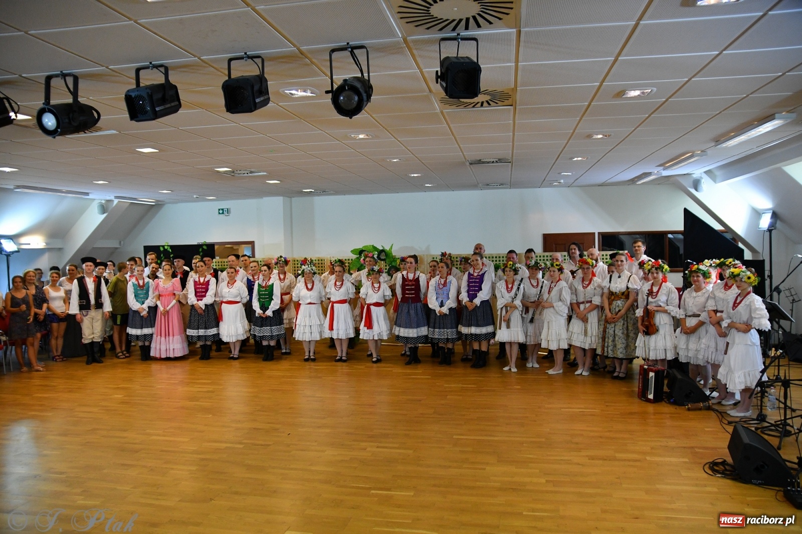 Zdjęcie w galerii na portalu naszraciborz.pl: Raciborskie Źródło zatańczyło dla małego Henia wiadomości z regionu