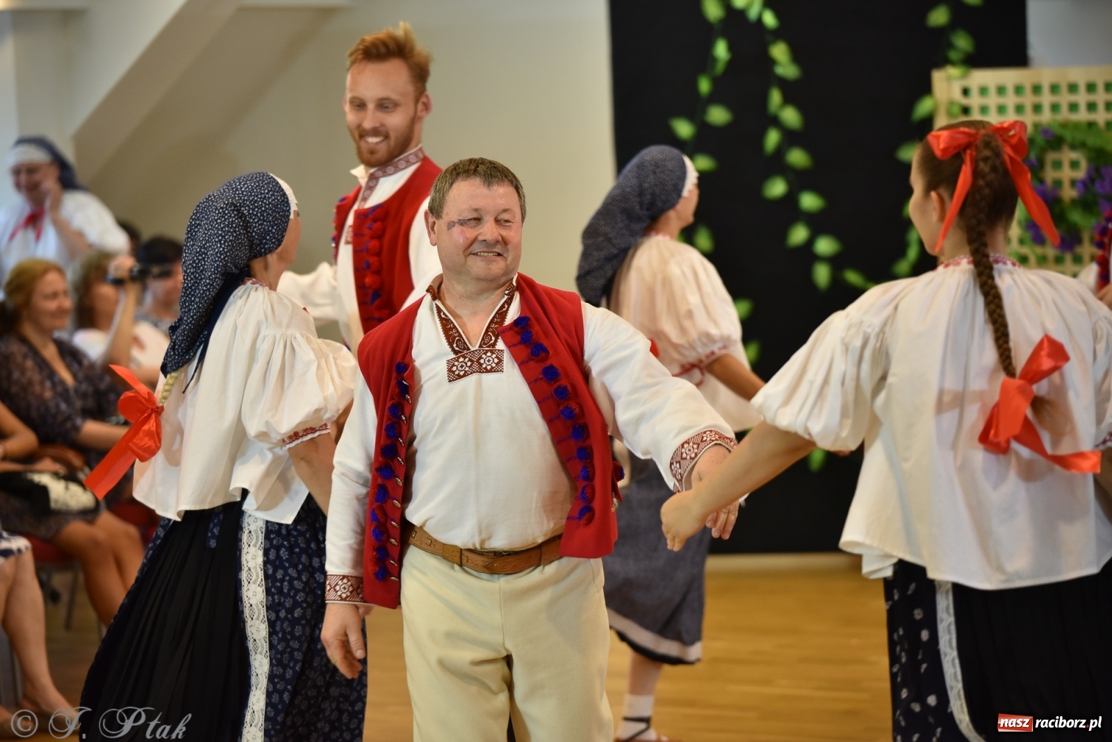 Zdjęcie w galerii na portalu naszraciborz.pl: Raciborskie Źródło zatańczyło dla małego Henia wiadomości z regionu