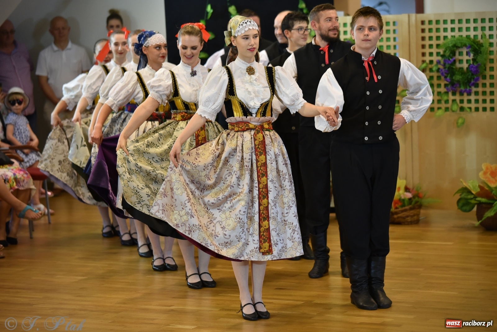 Zdjęcie w galerii na portalu naszraciborz.pl: Raciborskie Źródło zatańczyło dla małego Henia wiadomości z regionu