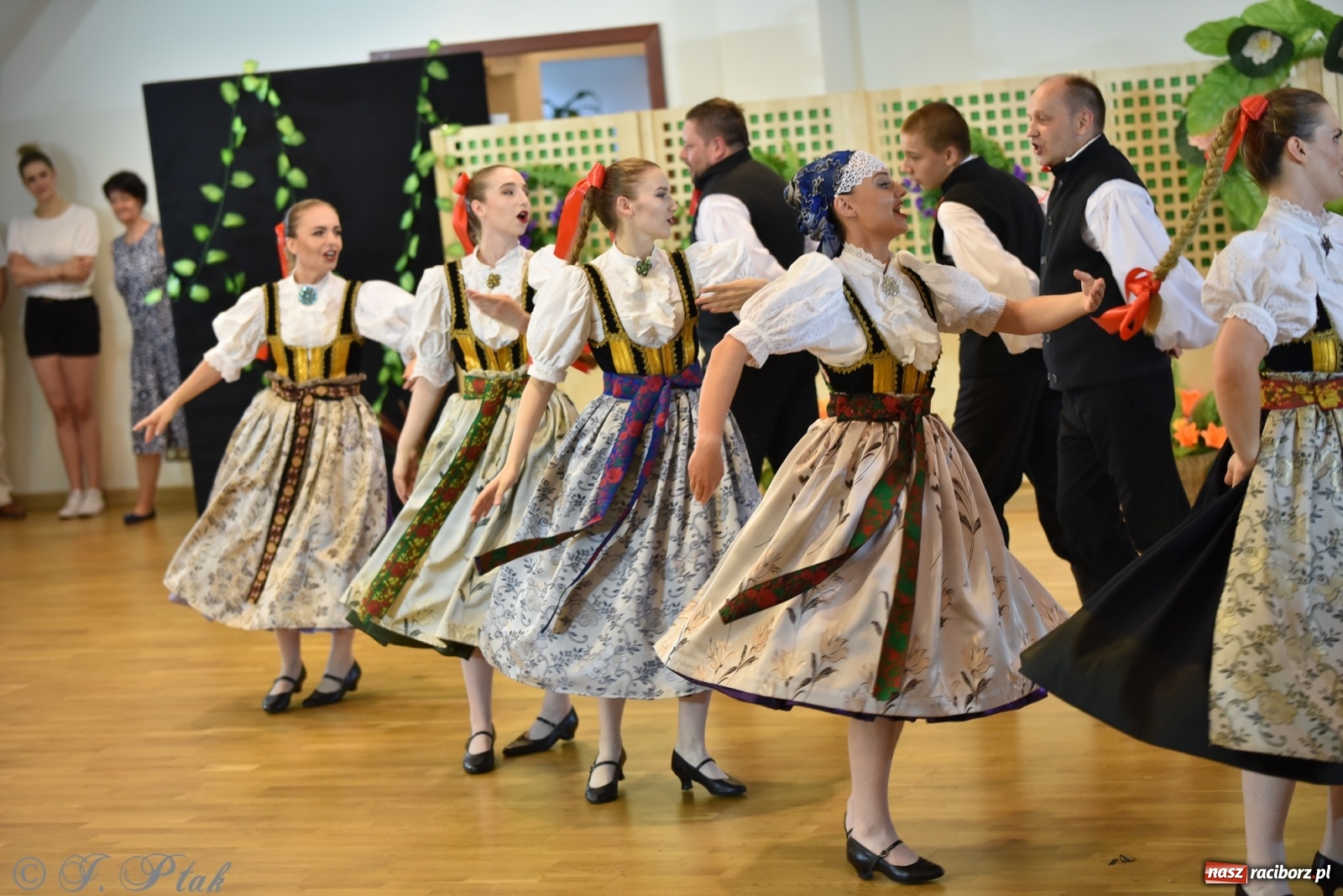 Zdjęcie w galerii na portalu naszraciborz.pl: Raciborskie Źródło zatańczyło dla małego Henia wiadomości z regionu