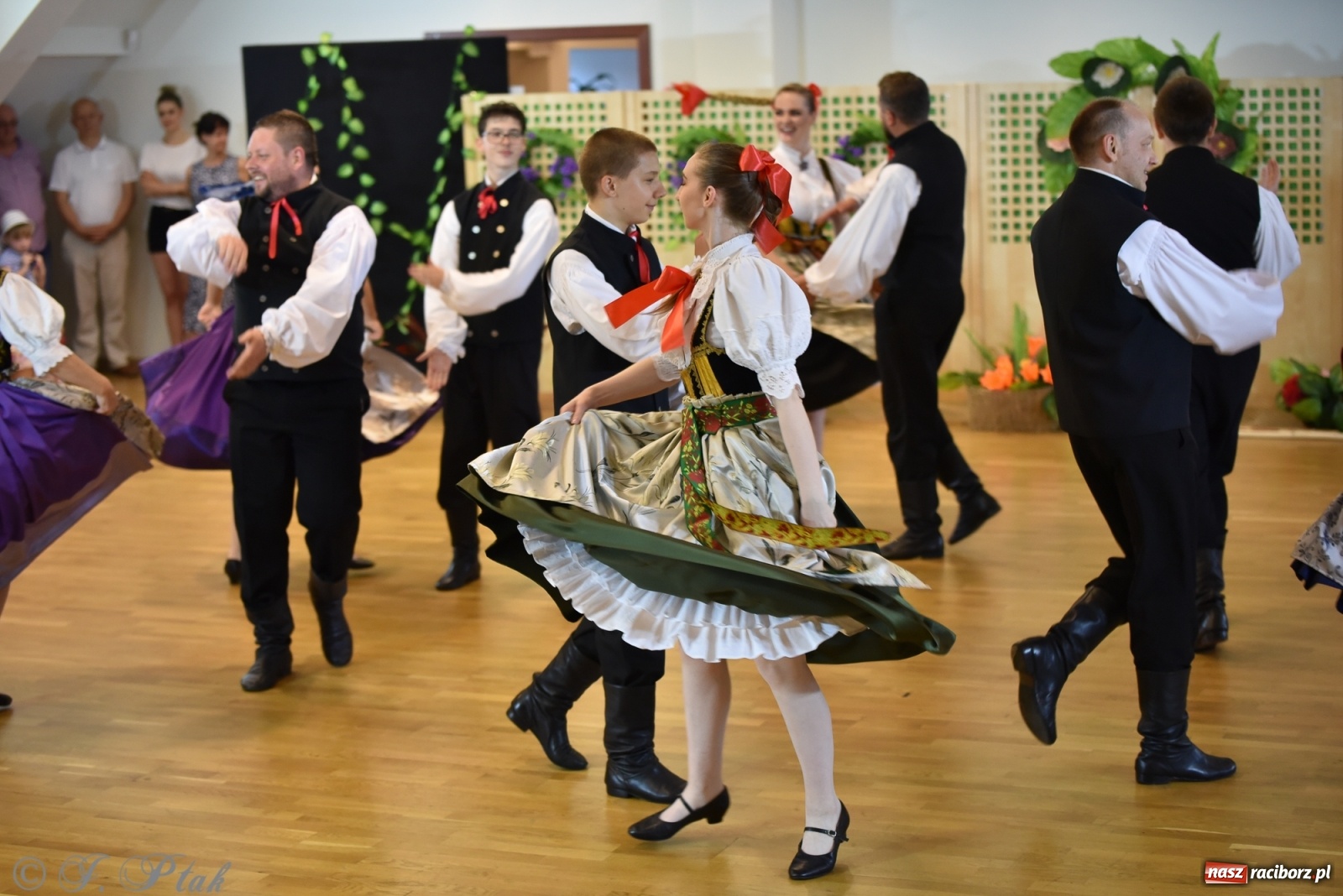 Zdjęcie w galerii na portalu naszraciborz.pl: Raciborskie Źródło zatańczyło dla małego Henia wiadomości z regionu