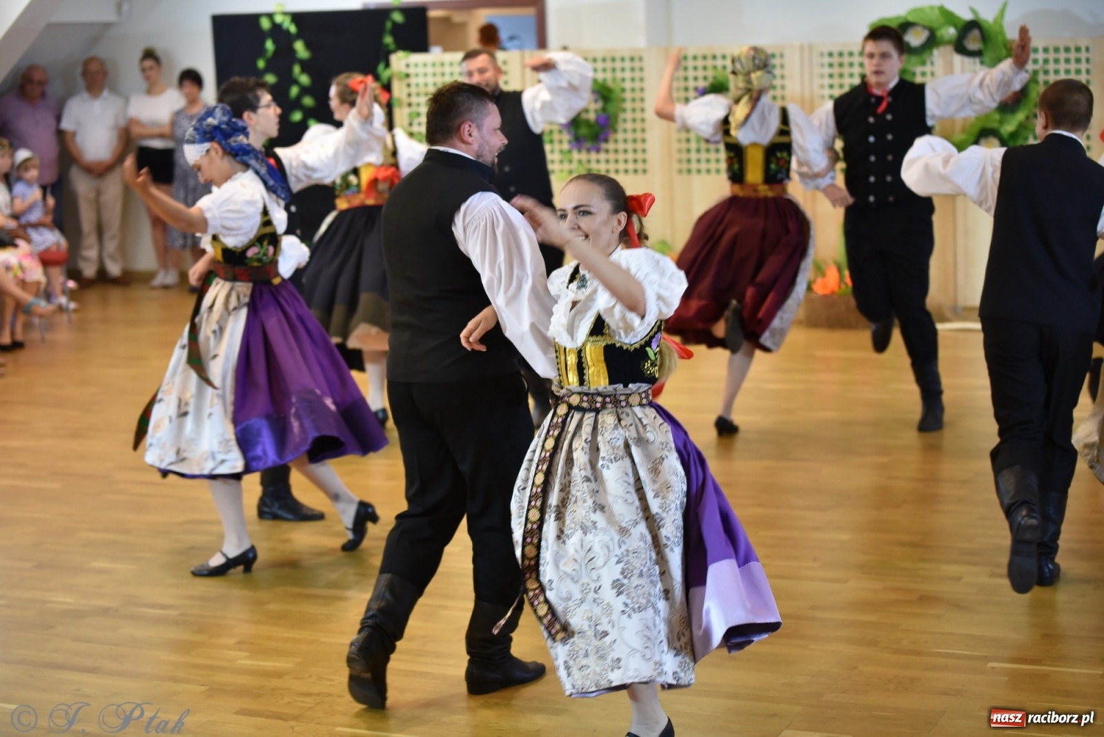 Zdjęcie w galerii na portalu naszraciborz.pl: Raciborskie Źródło zatańczyło dla małego Henia wiadomości z regionu